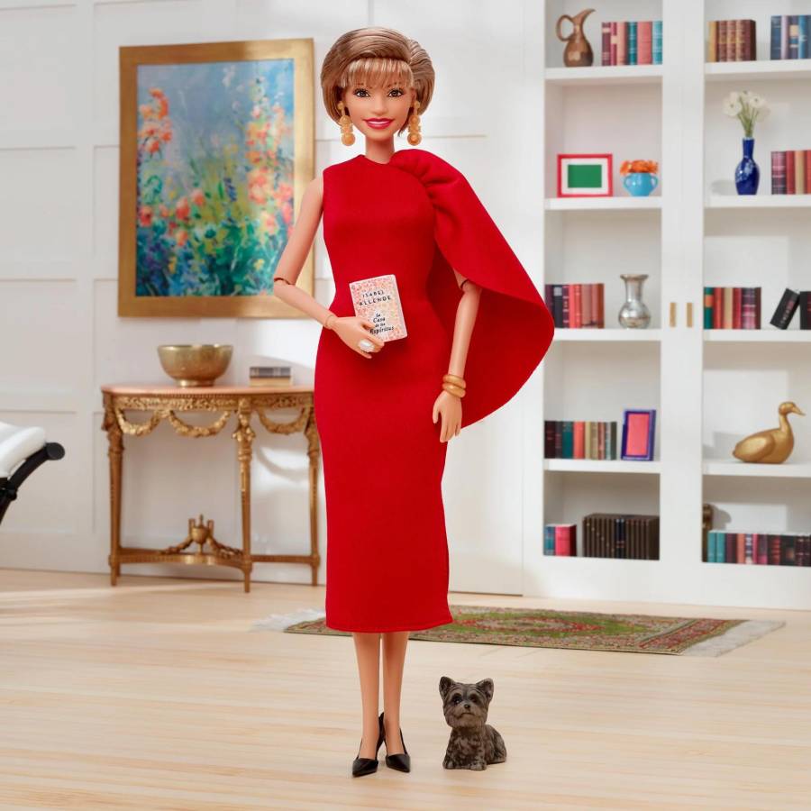 La Barbie de Isabel Allende tiene a la perrita Perla como acompañante.