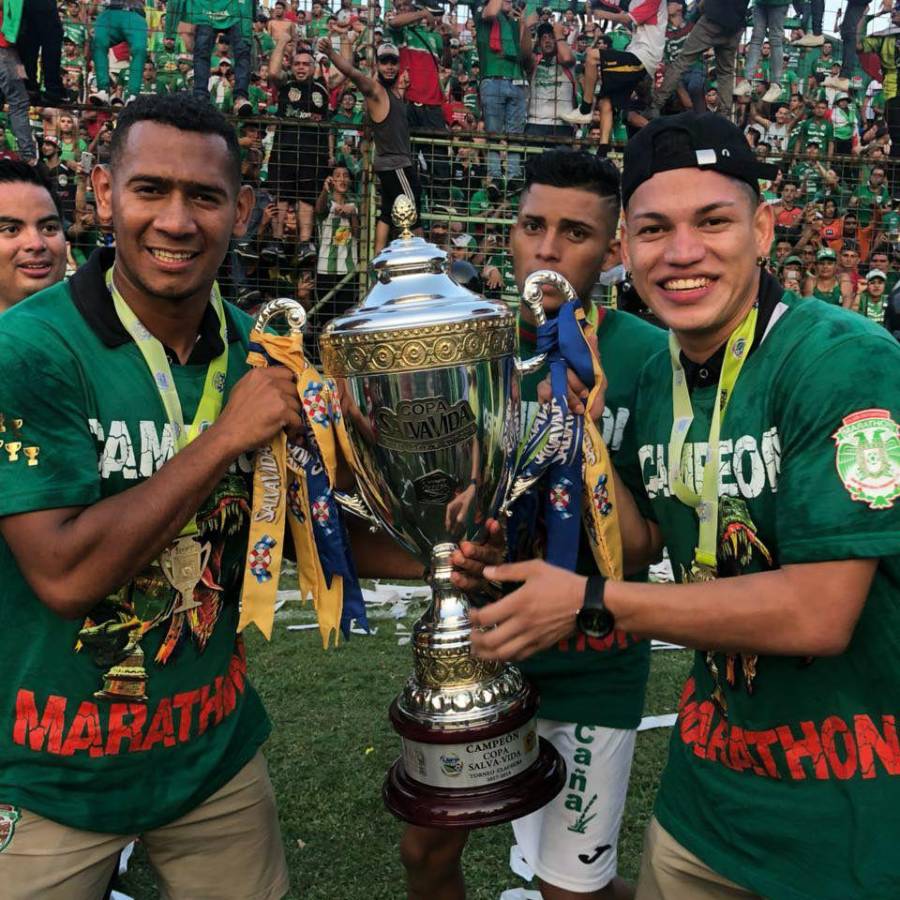 Darvis Argueta junto a Carlos Perdomo y Henry Romero con la Copa conquistada por el Marathón en el 2018.