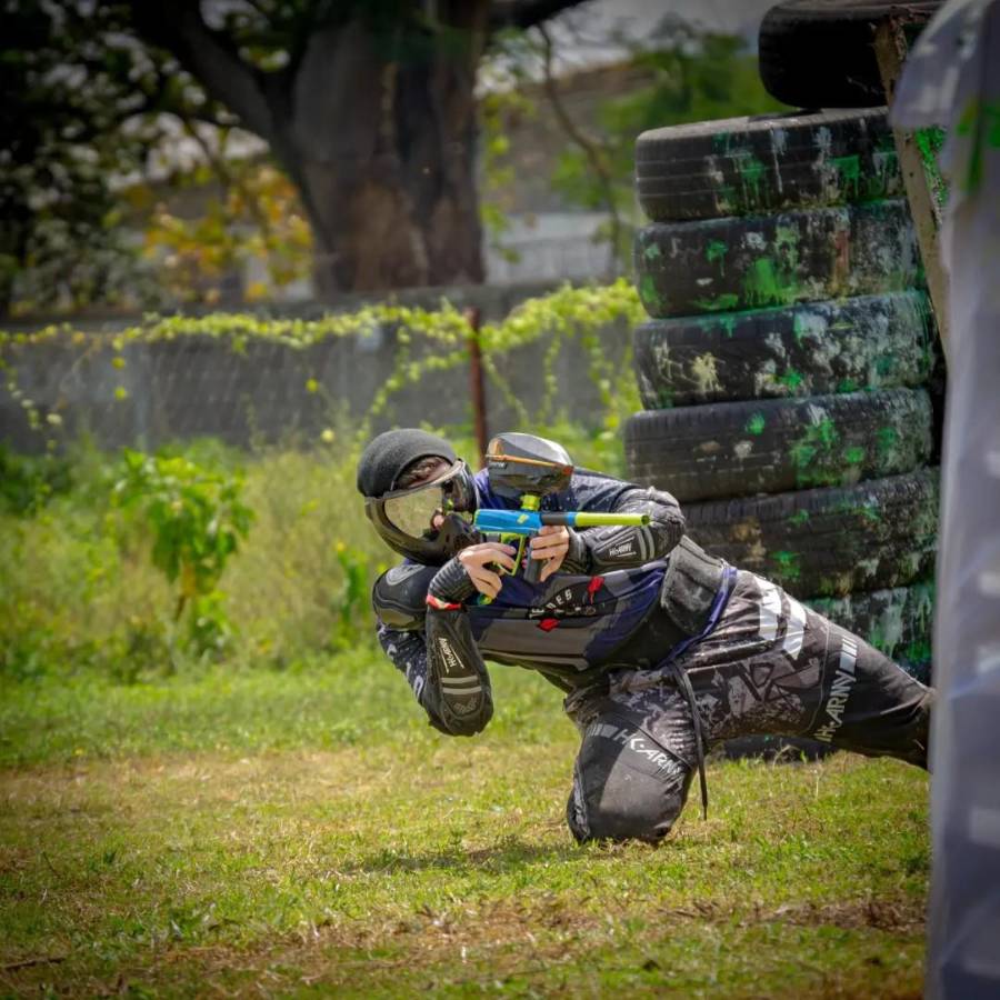 El paintball puede jugarse de forma individual o equipo. Siempre es importante portar indumentaria que proteja el rostro y cuerpo de los impactos de las balas de pintura.