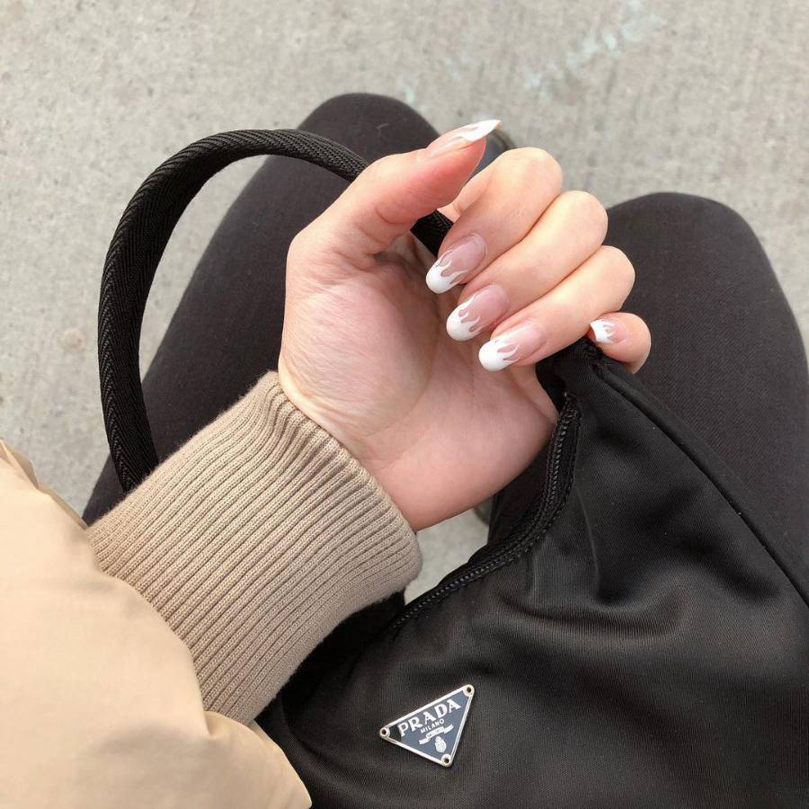 Hay muchas tendencias (manicure francés, flamas y puntas cuadradas), pero una paleta de color neutral hace que no sean tan abrumadoras y que las uñas se vean superlargas.