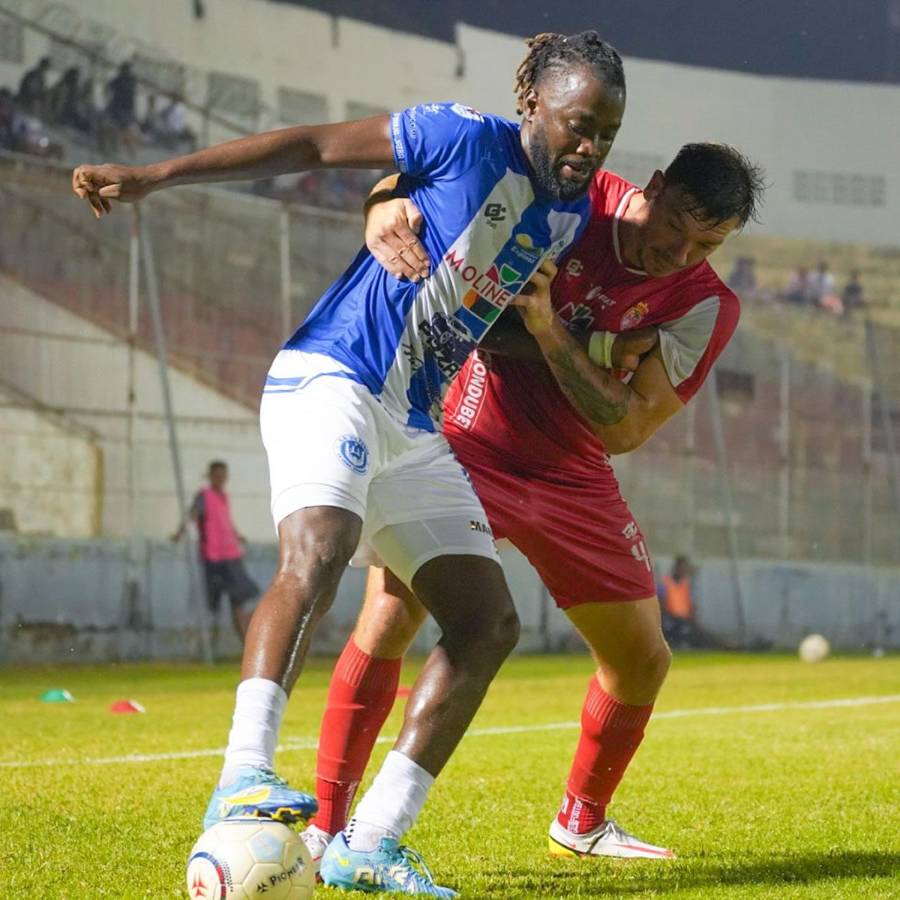 Geovany ‘El Virus’ Martínez, protegiendo el balón de la marca del defensa uruguayo Matías Soto de la Real Sociedad.