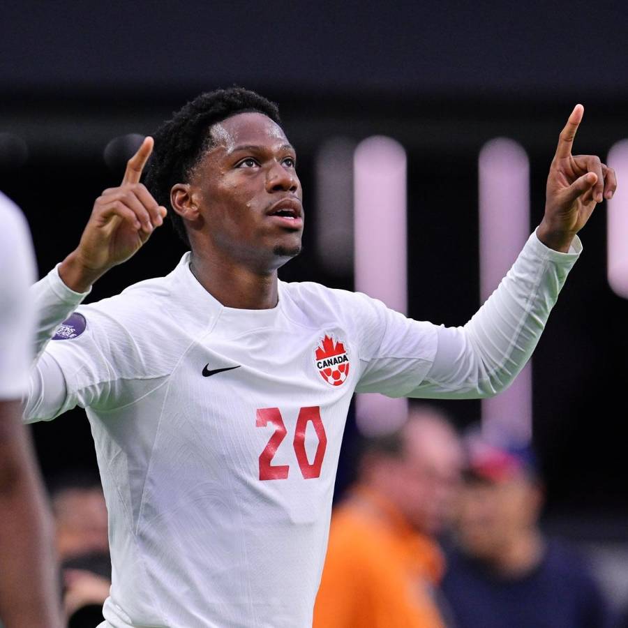 Jonathan David celebrando su gol que puso a ganar a Canadá.