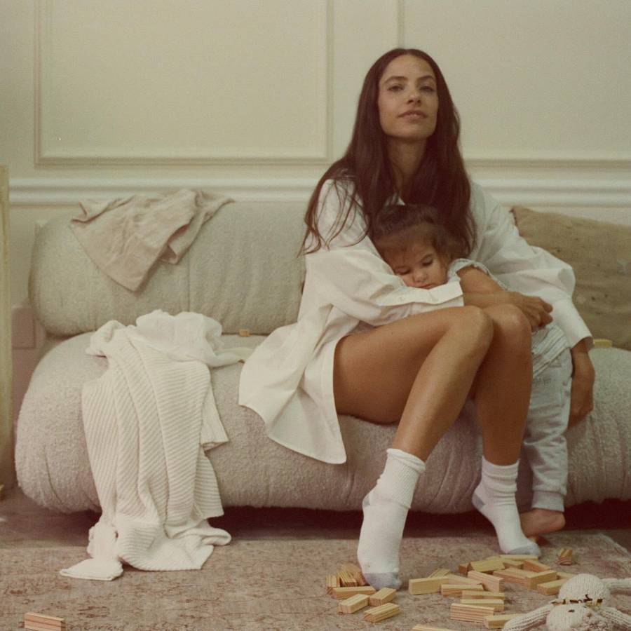 La cantante Debi Nova junto a su hija, Paloma.