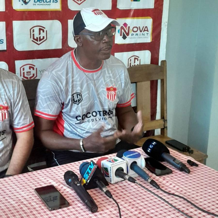 Sambulá ofreció su primera conferencia de prensa como entrenador del Vida.