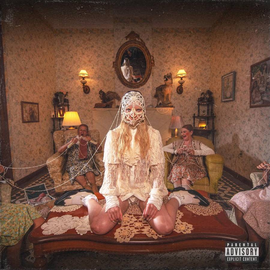 En una escena, Beli aparece con unas mujeres tejiendo y criticando, mientras ella está en el centro.