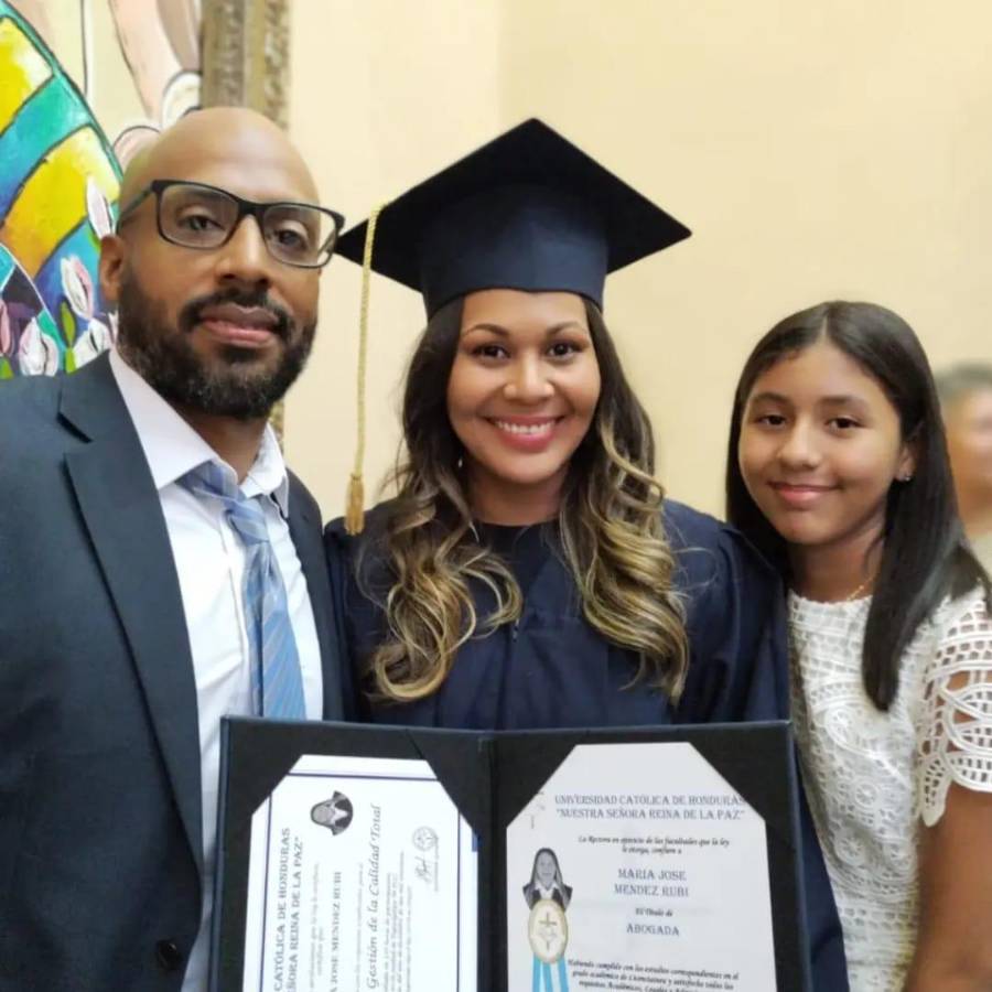 La abogada en su graduación junto a su prometido José Castro y su hija Celeste