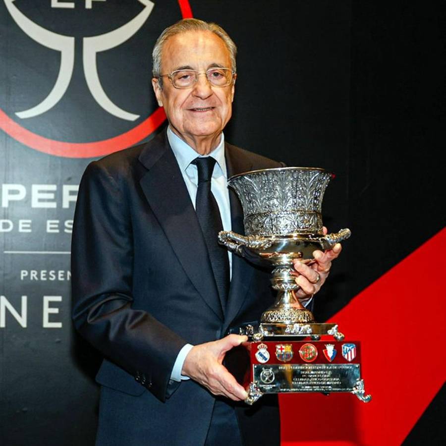Florentino Pérez posando con el trofeo de la Supercopa de España.