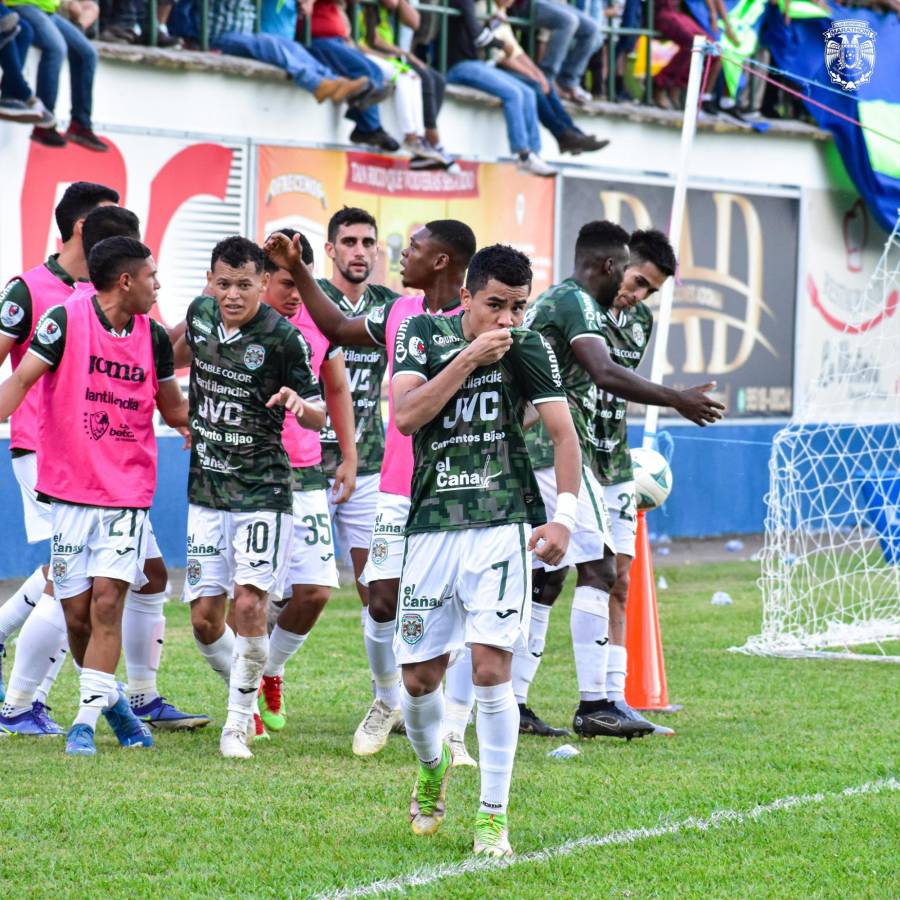 Isaac Castillo besó el escudo del Marathón tras su gol.