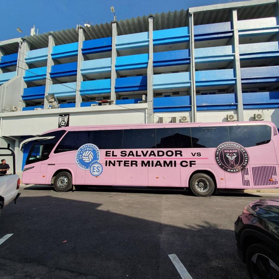 El autobús que usará el plantel del Inter Miami de Messi en El Salvador.