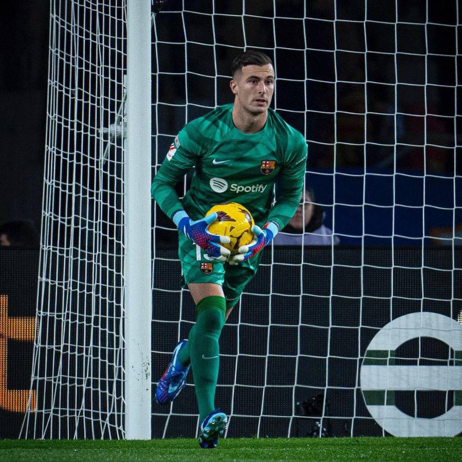 Iñaki Peña es el portero titular actual del Barcelona de Xavi Hernández.