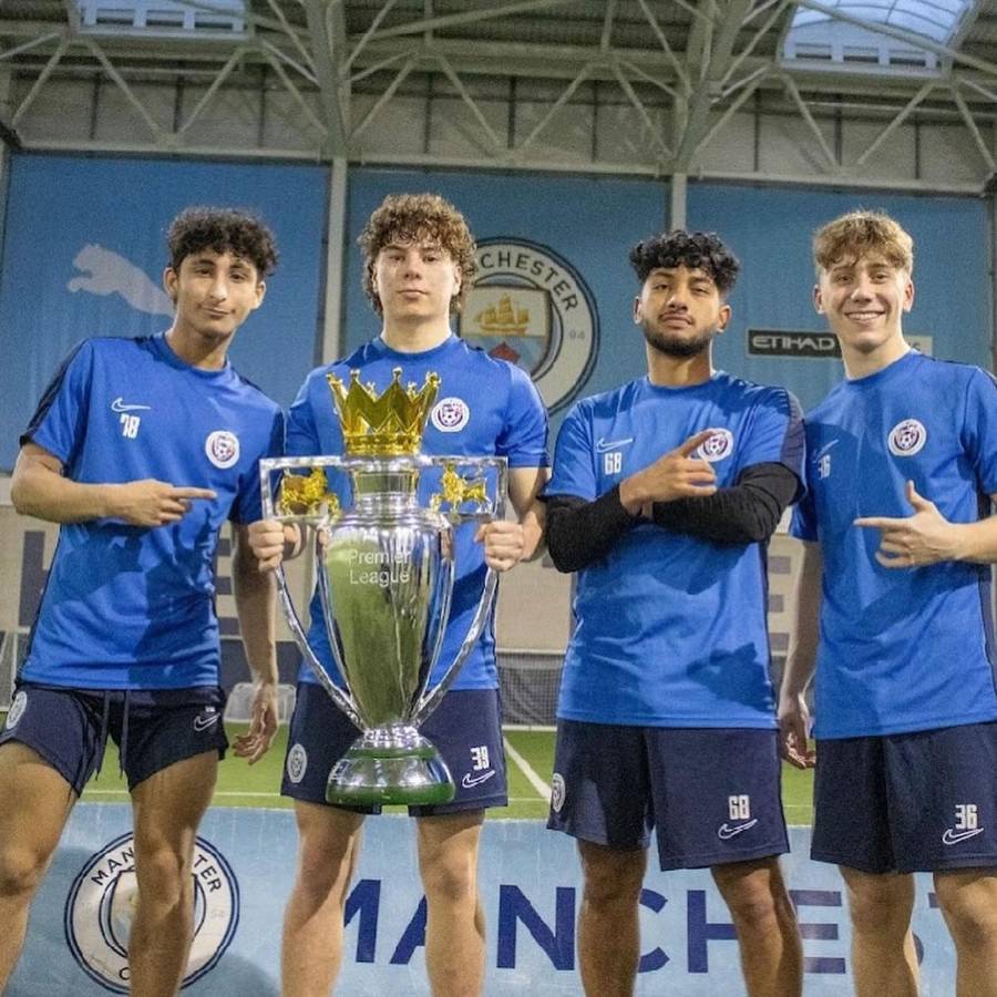 Aiden Webb estuvo entrenando en las instalaciones del Manchester City.