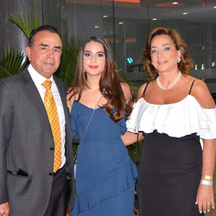 Carlos Habencio Fernández estaba casado con Carolina Canahuati. Aquí junto a su hija Raquel Fernández Canahuati.