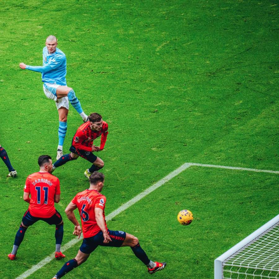 Con este disparo marcó Erling Haaland su primer gol del partido ante el Everton.