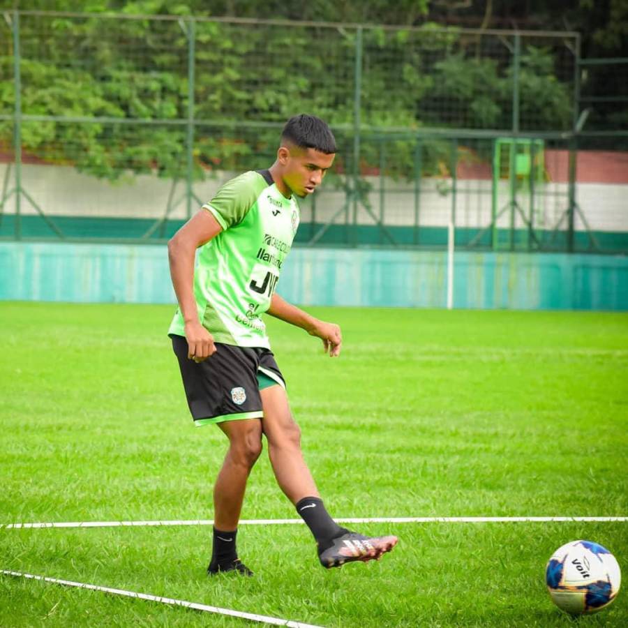 José Aguilera de 20 años de edad juega en el Marathón y ha sido convocado por primera vez a la Selección Nacional de Honduras.