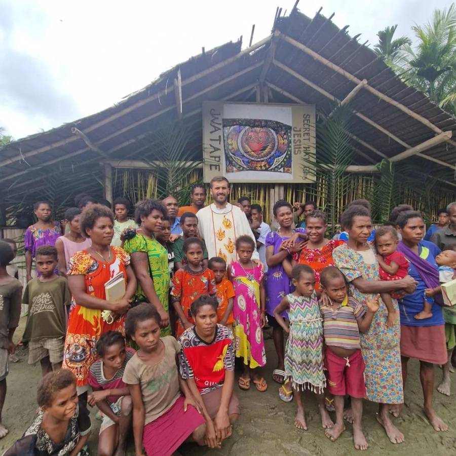ROMA , 30/08/2024.- Si viajo a Papúa Nueva Guinea, voy a Vánimo, así se lo aseguró el papa Francisco al misionero argentino Martín Prado (en la imagen) y así lo cumplirá cuando el 8 de septiembre se desplace en avión para pasar sólo unas horas en este remoto puerto del Pacífico en medio de la selva. Sí, sí, me dijo que si iba a Papúa, venía a Vánimo, a ver lo qué yo hacía. Ni habrá pensado cuántos kilómetros, ni lo lejos que está. Tiene un gran corazón por los más necesitados. Creo que este viaje es una respuesta a los más alejados, a las periferias, explicó este misionero de 35 años.