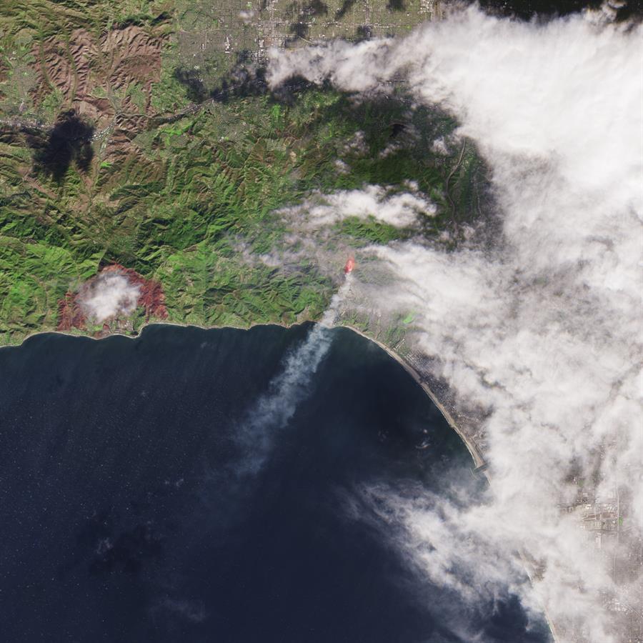 Imagen captada por la misión Sentinel-2 de Copernicus que muestra el humo que se elevaba del incendio cerca de Santa Mónica, California.