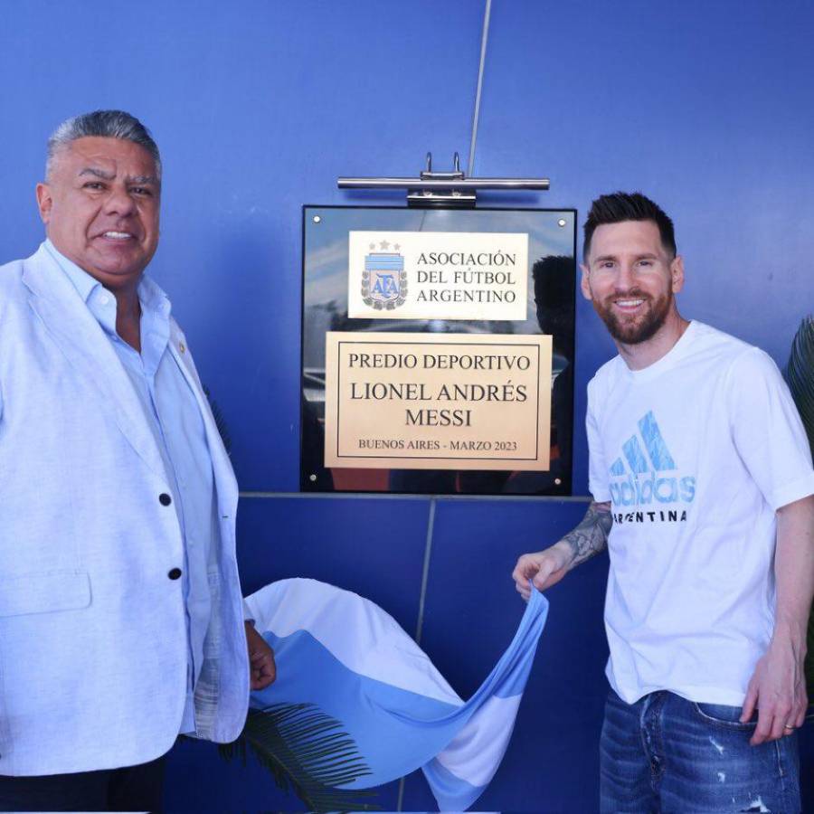 Lionel Messi posando junto a Claudio Tapia, presidente de la AFA.