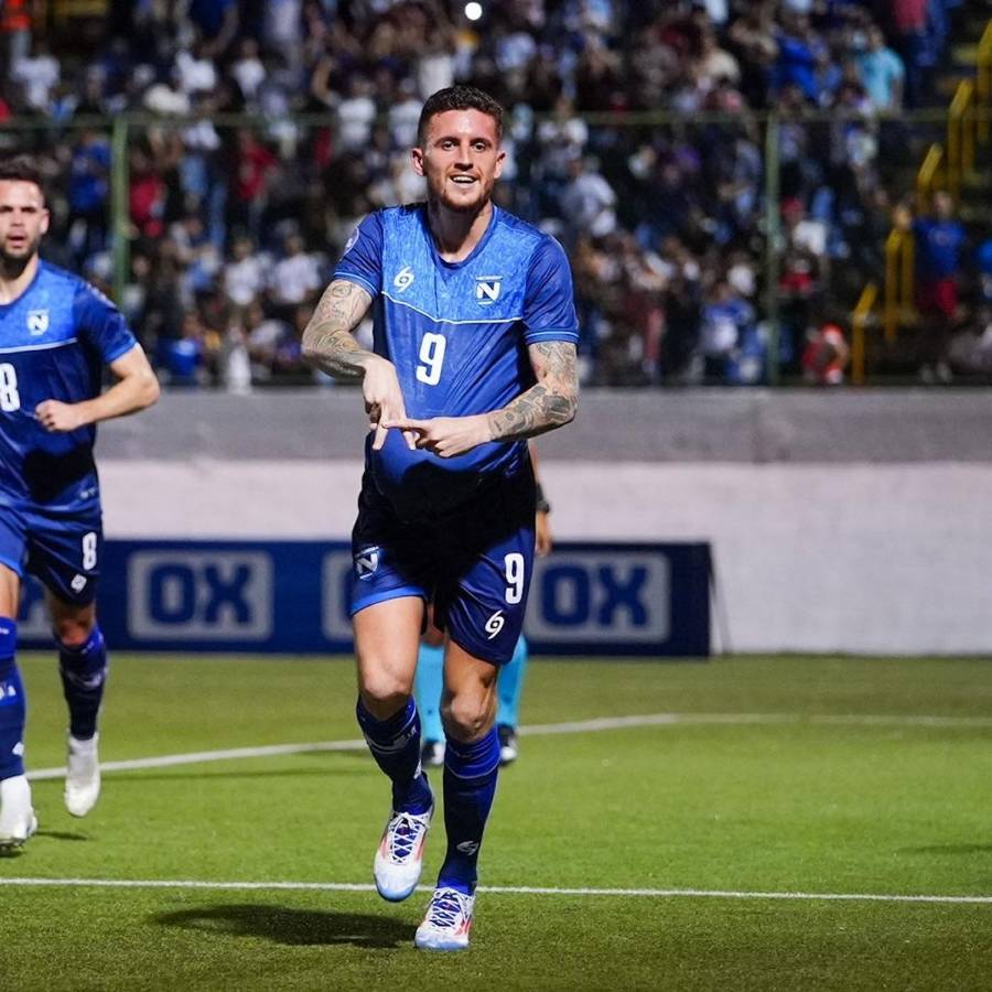 Jaime Moreno celebrando su gol que significó el empate 1-1 de Nicaragua ante Guayana Francesa.