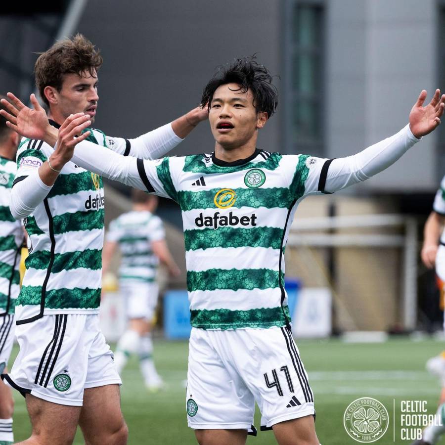 El japonés Reo Hatate celebrando el primer gol de los Hoops.