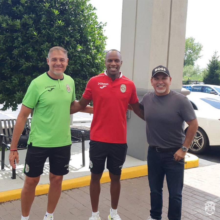 El defensor Andés Murillo (centro) se unió al Marathón en Estados Unidos.