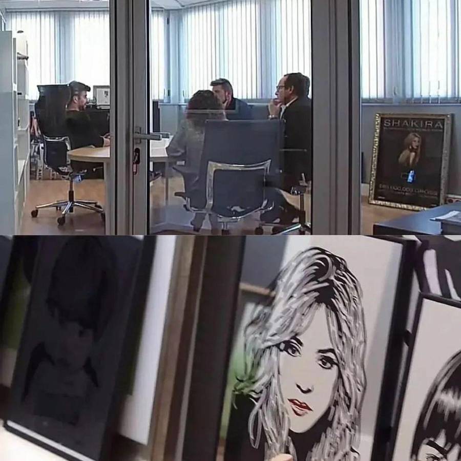 Los retratos y premios de Shakira continúan en la oficina de Gerard Piqué.