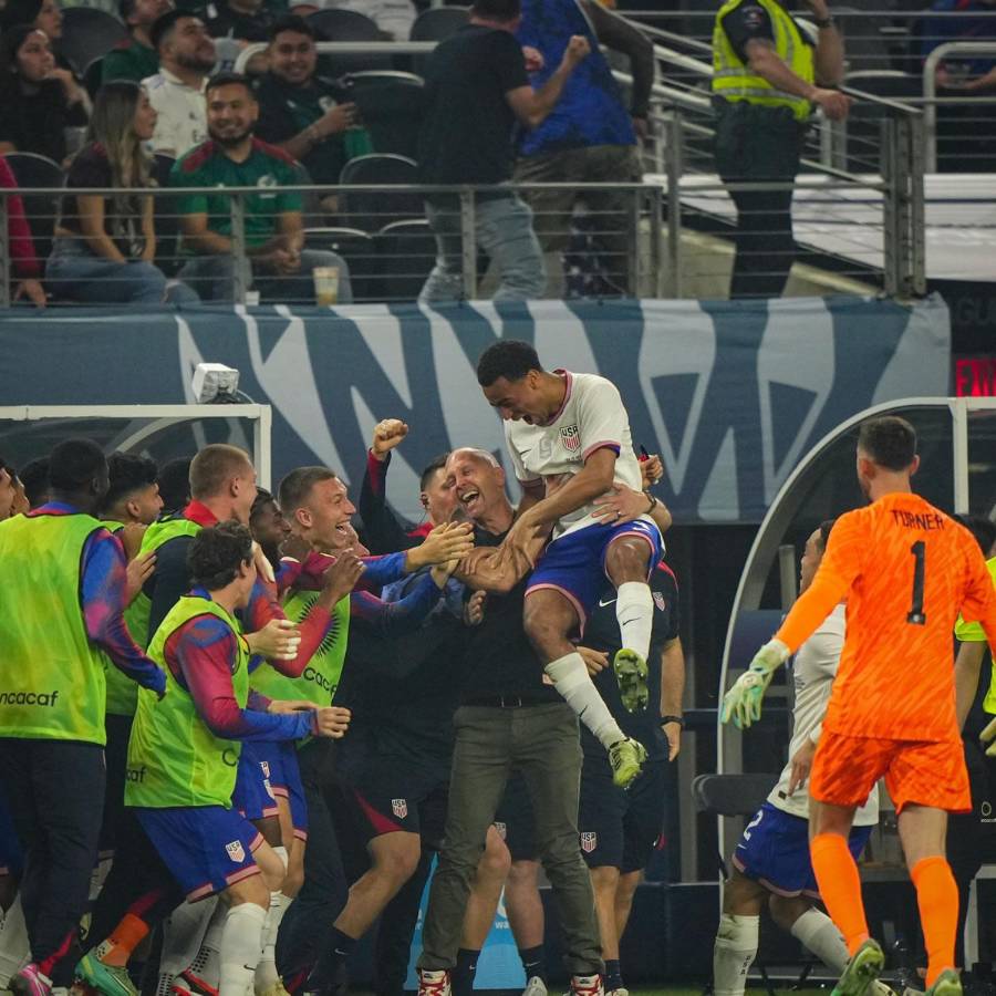 Gregg Berhalter levantando en brazos a Tyler Adams tras el gran gol que marcó en la final de la Nations League.