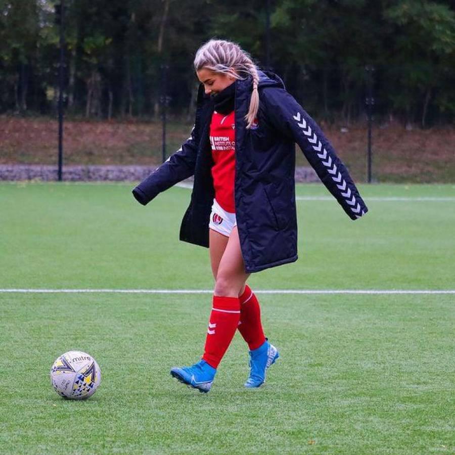 La expulsaron por un video polémico y ahora vuelve al fútbol como millonaria