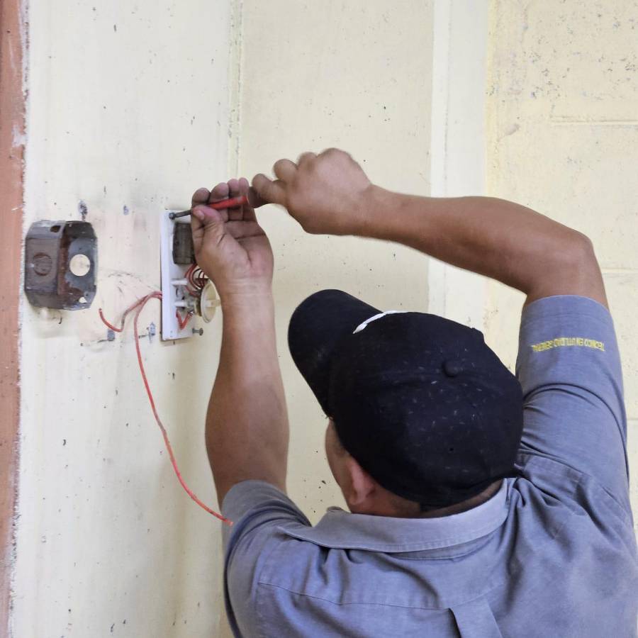 Parte de los trabajos consiste en el cambio de cables en el sistema eléctrico de las aulas de Periodismo.