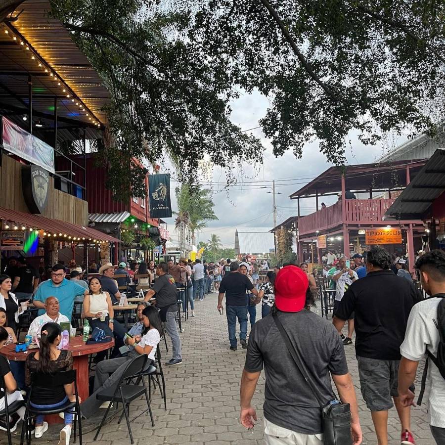 La Plaza del Sabor de Expocentro reunión a una enorme cantidad de visitantes.