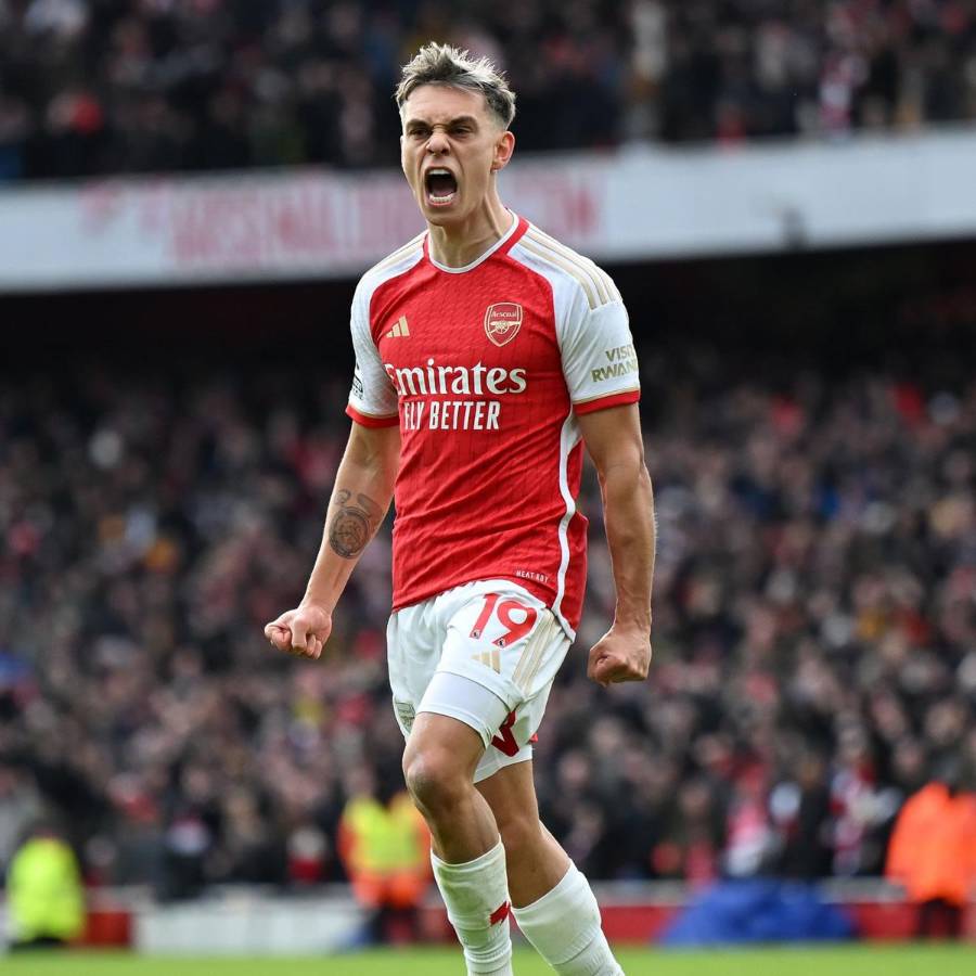 Leandro Trossard celebró un año de estar en el Arsenal con un gol.