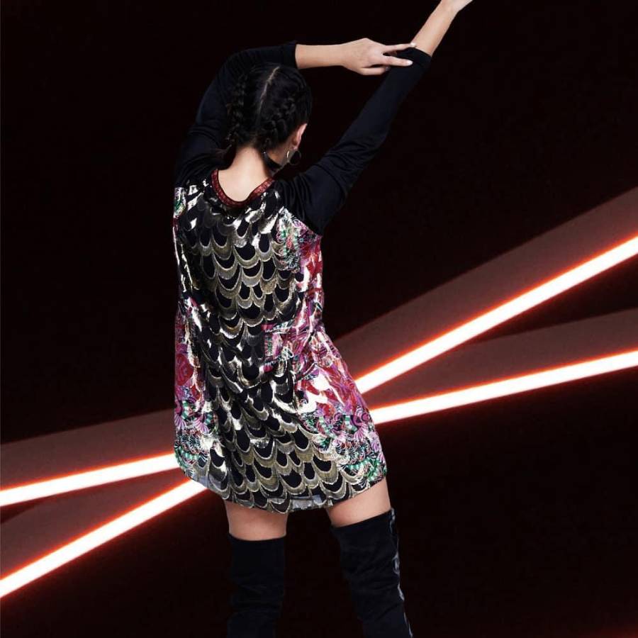 El brillo metálico de Custo Barcelona se lucen en minivestidos con botas altas.