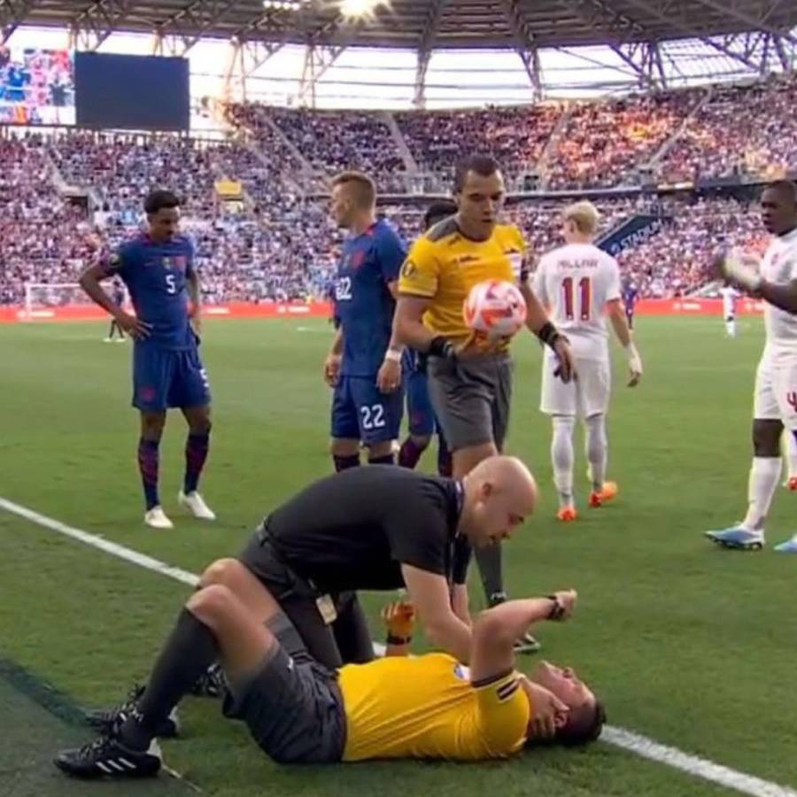 Los médicos de la Selección de Canadá atendieron al árbitro mexicano.