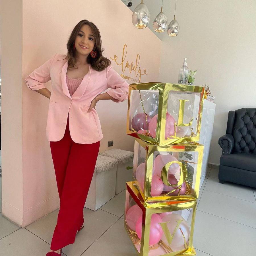 Lovely Granados en su salón de belleza.