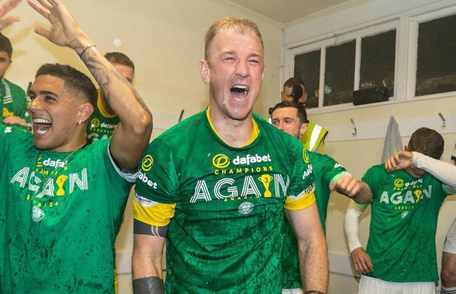 El hondureño estaba muy emocionado junto al portero inglés Joe Hart, campeón de la Premier League con el Manchester City en 2012.