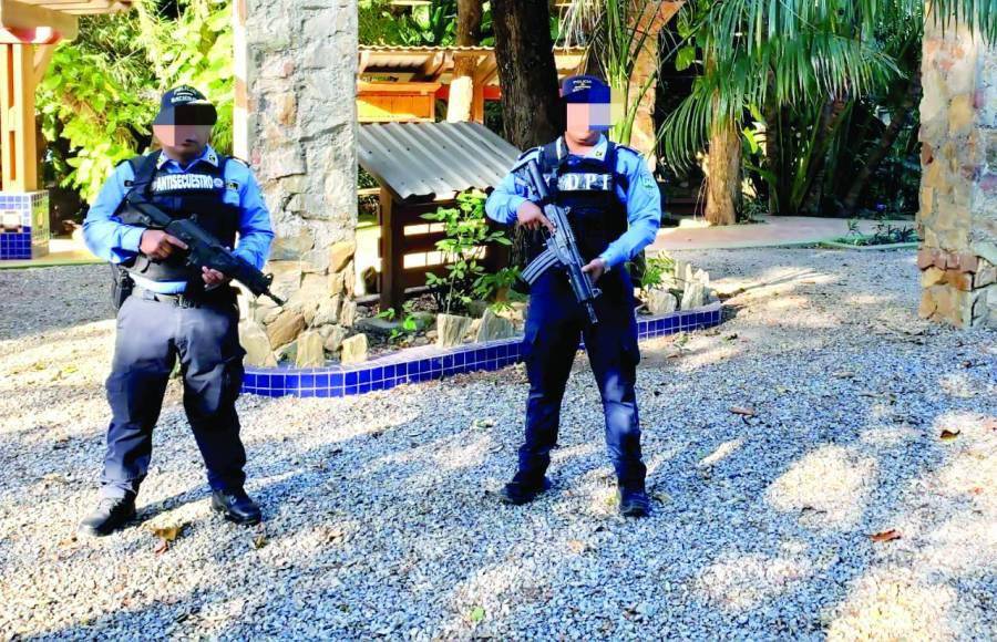 También fue detenido una persona identificada como Antonu Frank Grayson. 