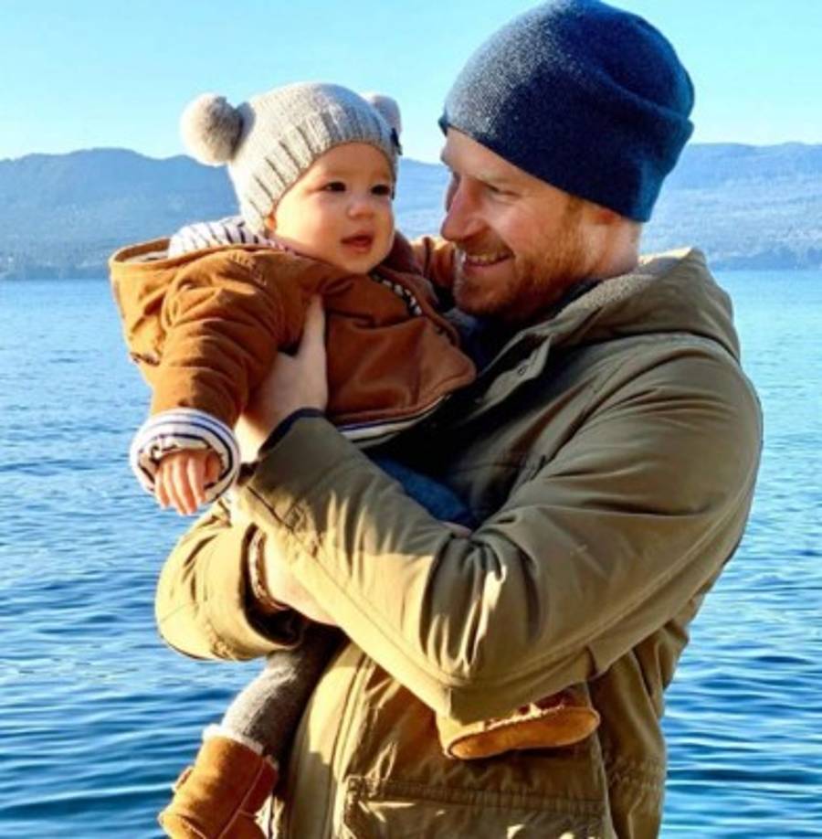 'Tengo los dos mejores chicos, así que estoy muy contenta', dijo Meghan al presentar a su bebé, que no tiene título real.<br/>