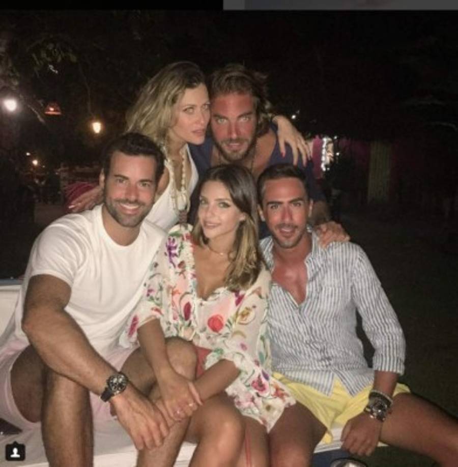 Caroline Celico despidió el 2016 rodeada de su nuevo amor y sus amigos más cercanos.