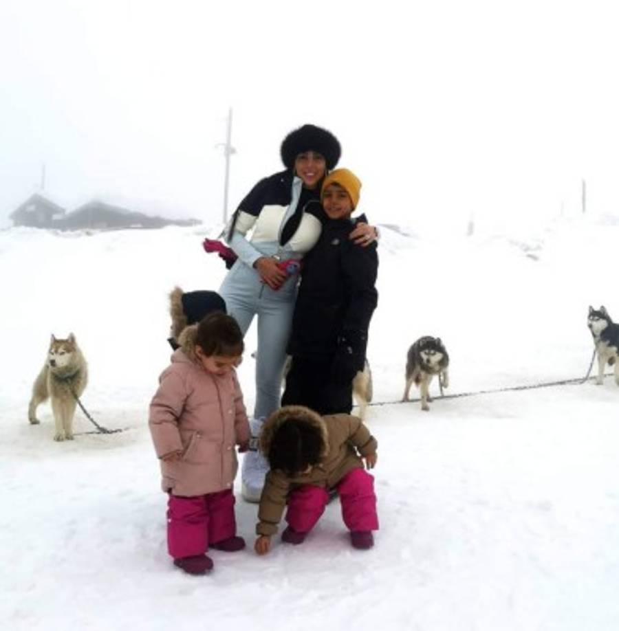 Georgina Rodríguez sacó a relucir su lado más familiar con una serie de fotografías que la retratan junto a los cuatro hijos de Cristiano Ronaldo -Cristiano Junior, los mellizos Eva y Mateo y la pequeña Alana Martina, la única hija biológica de la pareja- en medio de una animada jornada de juegos en la nieve.