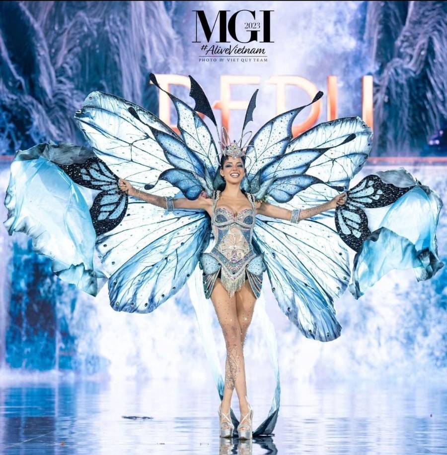 Luciana Fuster quedó entre las 10 mejores en el “Mejor Disfraz Nacional” concurso donde se eligieron mediante votaciones a las que mejor desfilaron en la pasarela de traje de baño del Miss Grand International 2023. 