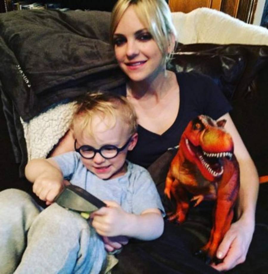 Chris: 'Aquí está Anna en el Día de las Madres con nuestros gemelos, Jack y T-Rex. A veces es difícil reconocer cuál es cuál'