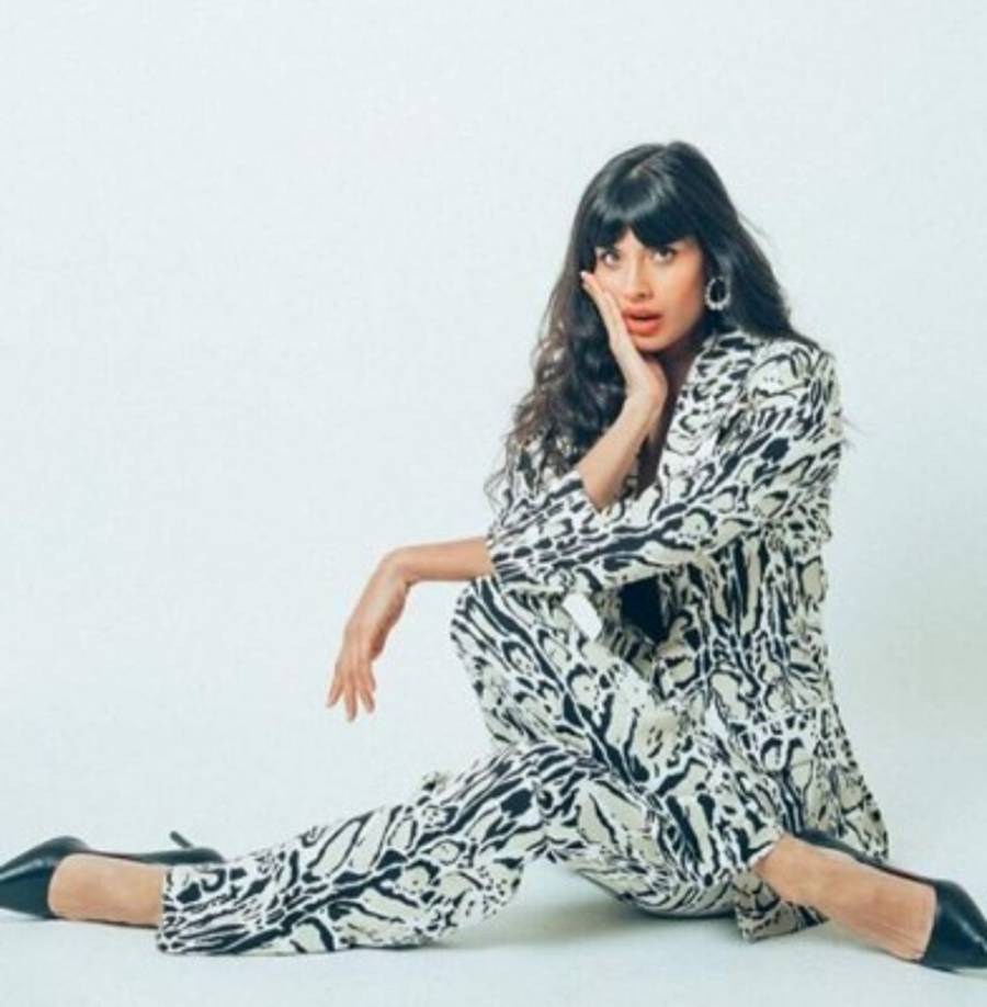 A lo largo del último par de años la actriz Jameela Jamil ha venido aprovechando la popularidad que le ha otorgado la serie 'The Good Place' para dar la mayor visibilidad posible a su activismo en contra de los modelos de belleza poco realistas o directamente inalcanzables, lo que en ocasiones le ha llevado a arremeter contra aquellas celebridades que promocionan abiertamente artículos o productos poco recomendables para la salud.