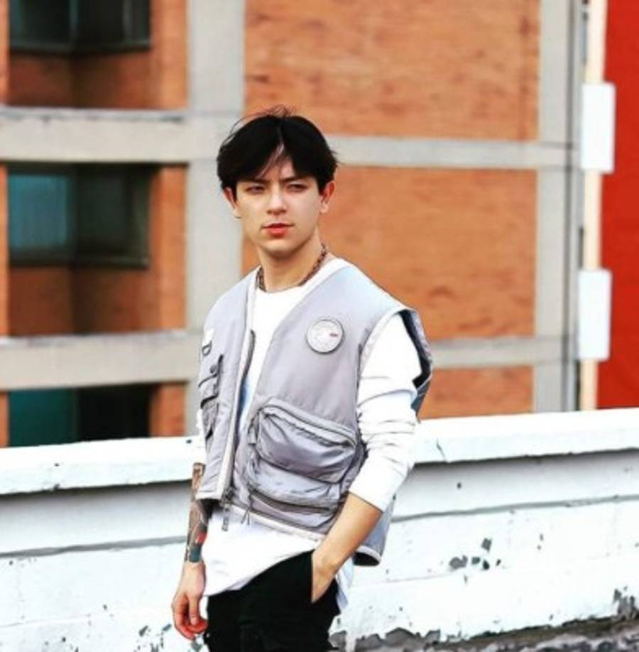 Es tanto el cambio que ahora lo comparan con un cantante de 'BTS'.