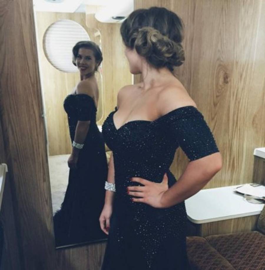 Toda una señorita, así luce la pequeña que todos recordamos cariñosa con sus padres, quien era para ella un verdadero héroe.