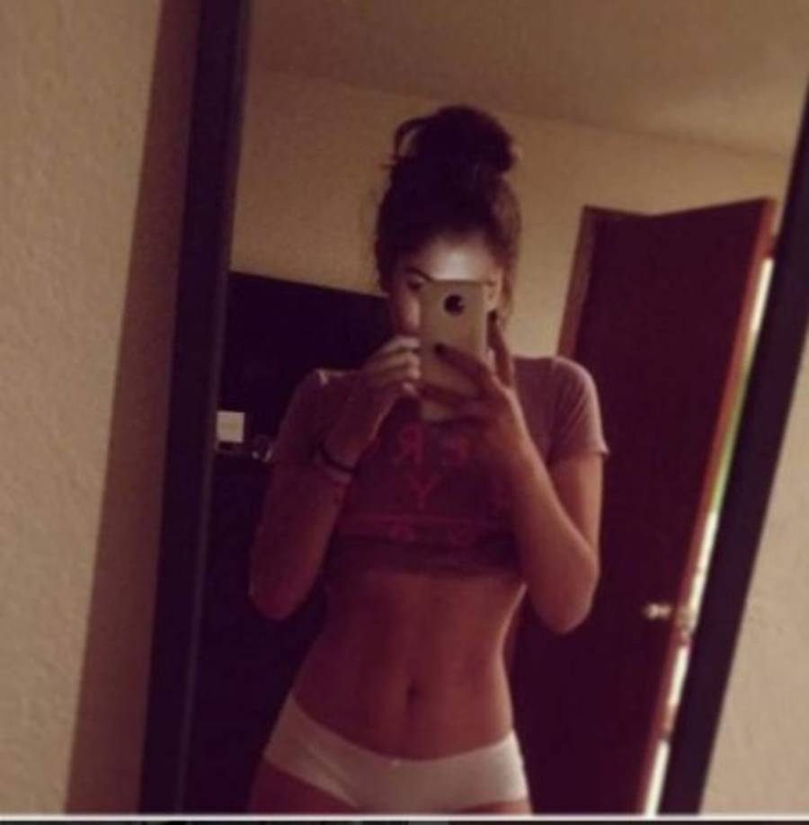 Es una modelo que enciende las redes sociales con sexy fotos en las que fans dejan miles de comentarios.