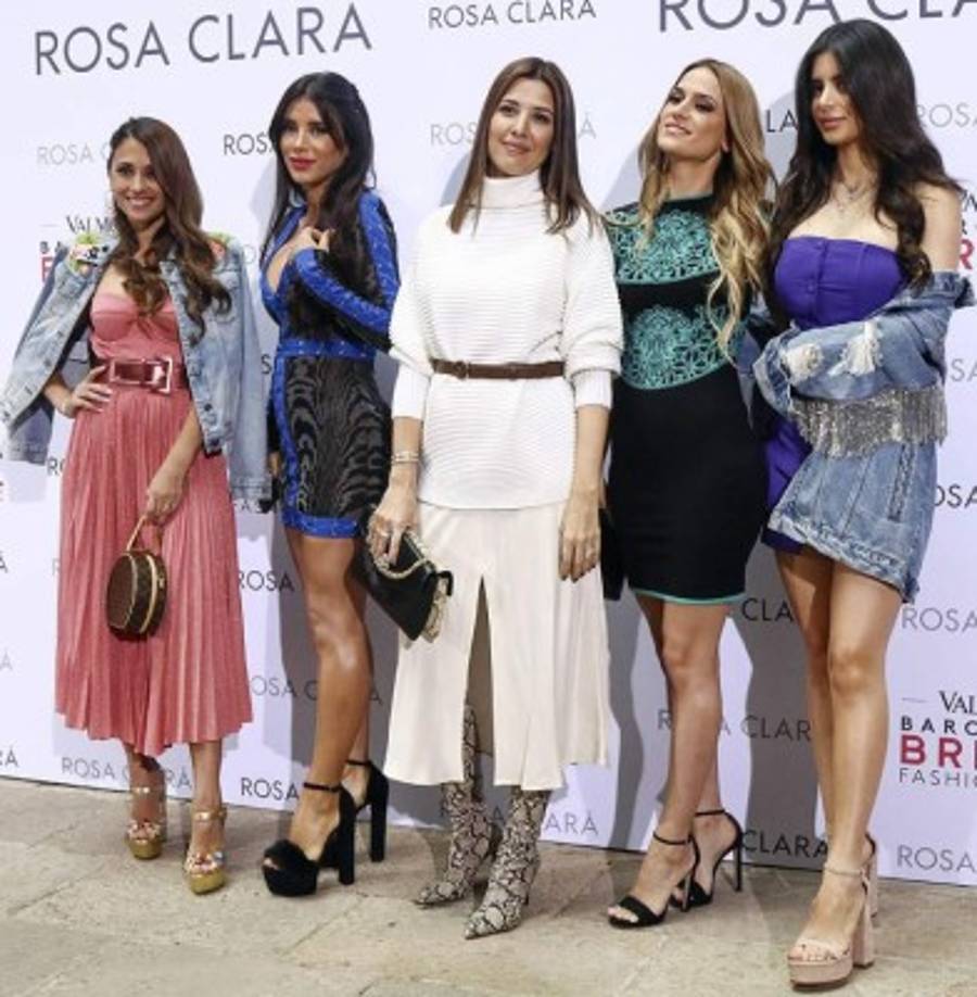 Antonella Roccuzzo (esposa de Messi), Daniella Semaan (esposa de Cesc Fábregas), Nuria Cunillera (esposa del futbolista español Xavi Hernández), Elena Galera (esposa de Sergio Busquets) y Maria Toktouk (hija de Daniella Semaan) posando para las cámaras.