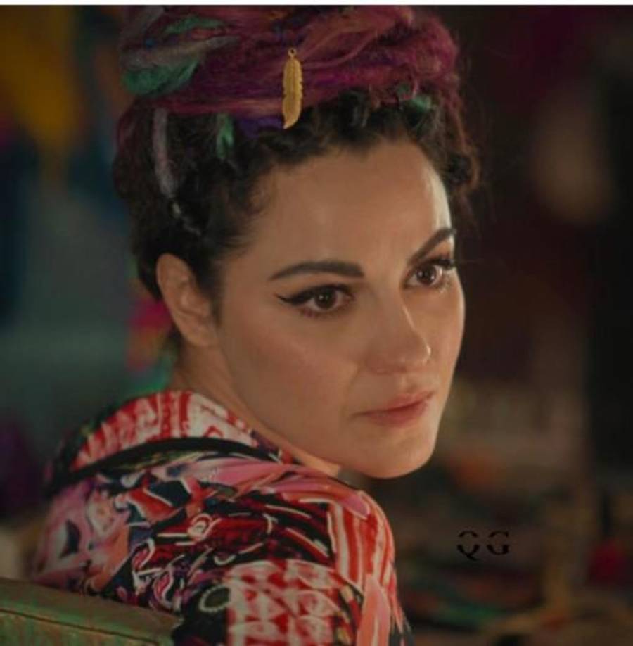 Cuando intenta descubrir y desenmascarar la verdad, Rebeca se da cuenta de que su historia no era lo que creía hasta el momento y que la verdad tiene muchos ángulos