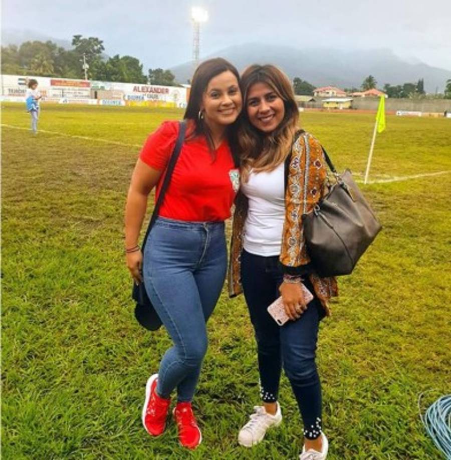 Amistad. En el estadio Humberto Micheletti se dejaron ver muy alegres la esposa de Yaudel Lahera, María José Macías, y la mujer de Carlos Discua, Clara Fúnez. El 'Chino' y el cubano fueron compañeros en el Marathón.