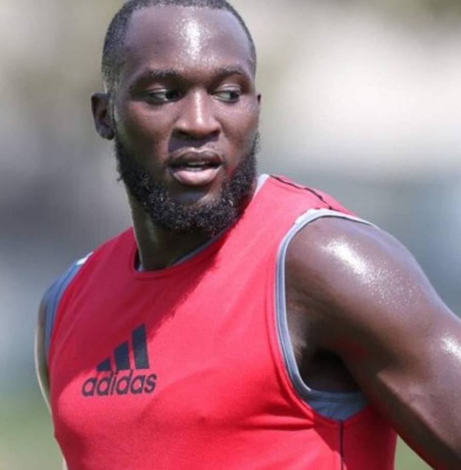 El delantero belga Romelu Lukaku firma su contrato con el Mánchester United hasta 2022, completando así su traspaso a los 'red devils'.