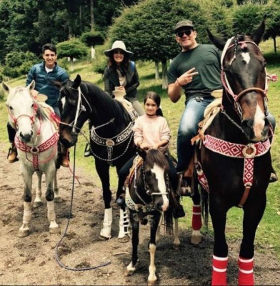 Eduardo comparte tiempo con Sebastián como uno de sus hijos.