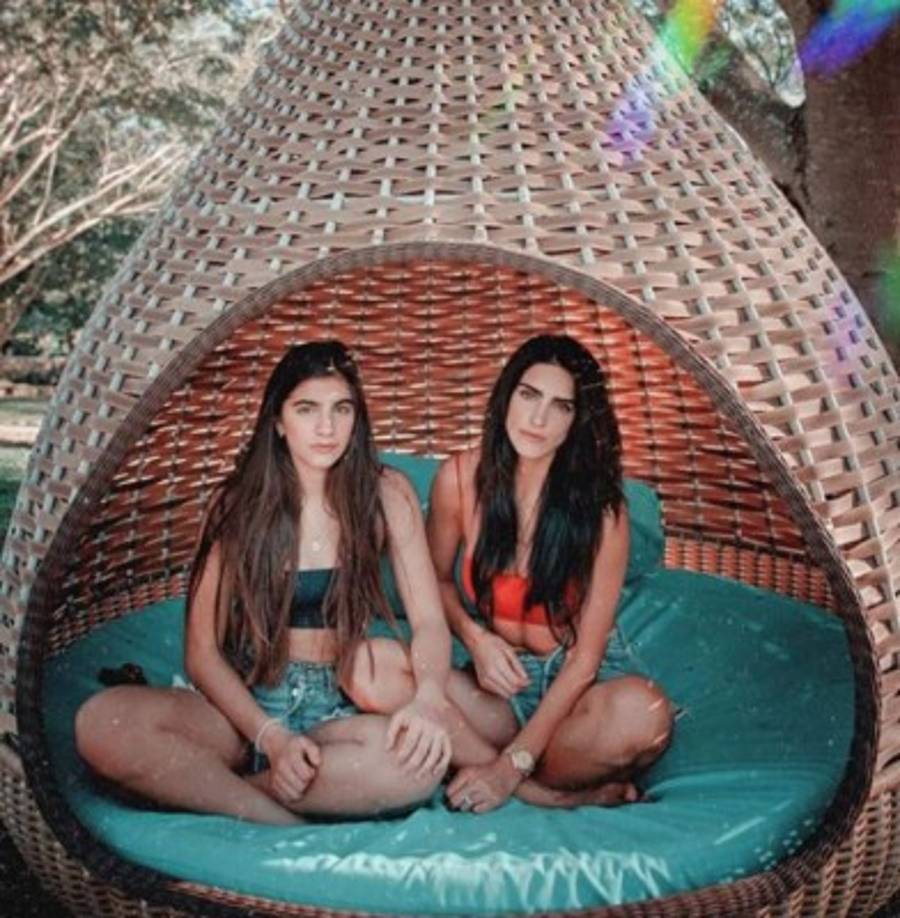 Madre e hija deslumbran en redes sociales con su belleza y la hermosa relación que tienen.